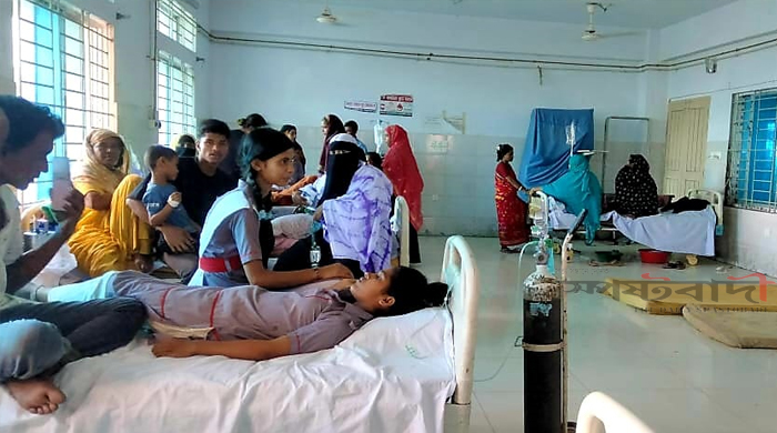 কোটালীপাড়ায় শ্রেণিকক্ষে দুর্গন্ধে ২০ শিক্ষার্থী অসুস্থ, হাসপাতালে ভর্তি -৮