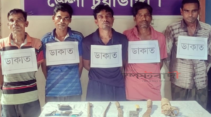 ডাকাতির প্রস্তুতিকালে দেশীয় অস্ত্রসহ আটক ৫
