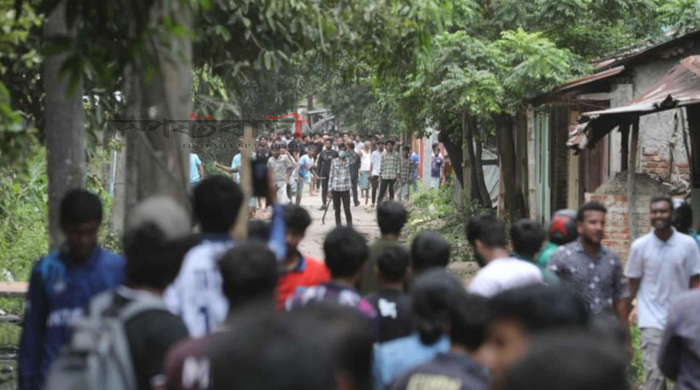 চবি শিক্ষার্থীদের সঙ্গে স্থানীয়দের দফায় দফায় সংঘর্ষ, নেই পুলিশ