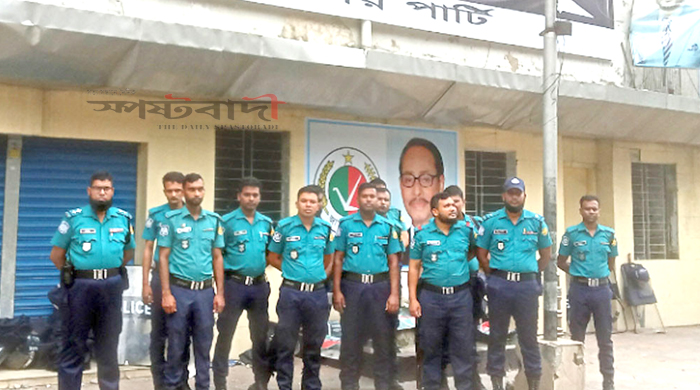 সকাল থেকেই জাতীয় পার্টির কার্যালয়ের সামনে পুলিশের অবস্থান
