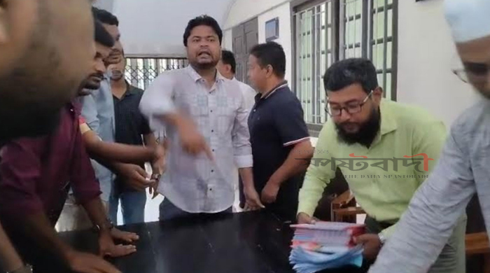 রাকসু কার্যালয়ের কার্যক্রম বন্ধ, চোয়ার-টেবিল ভেঙে দিল রাবি ছাত্রদল