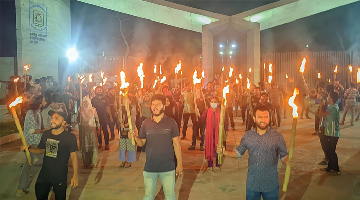 ঢাকায় প্রকৌশল শিক্ষার্থীদের ওপর হামলার প্রতিবাদে বেরোবিতে মশাল মিছিল