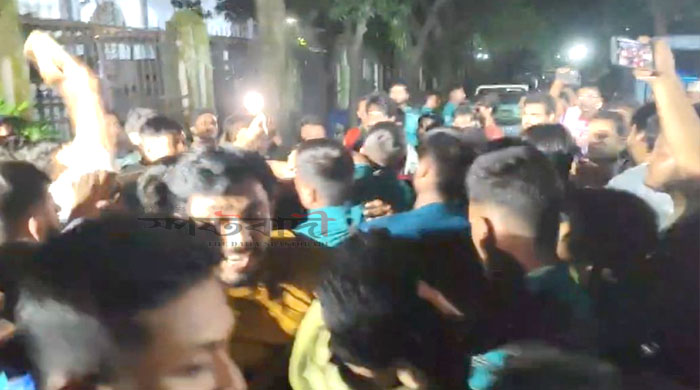রুমমেটকে ছুরিকাঘাত হল থেকে জালালকে নিয়ে পুলিশে দিল প্রশাসন