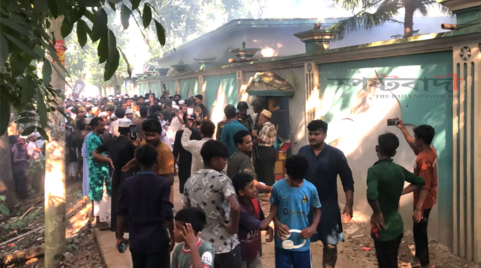 নুরাল পাগলের দরবারে পু‌লি‌শের ওপর হামলায় মামলা, আসামি ৩৫০০