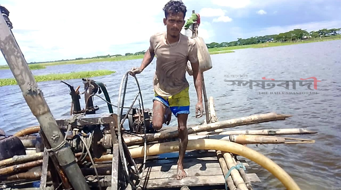 টুঙ্গিপাড়ায় আত্মঘাতী ড্রেজার মেশিন দিয়ে অবৈধভাবে বালু উত্তোলনের দায়ে ড্রেজার মালিক ও জমির মালিককে অর্থদণ্ড