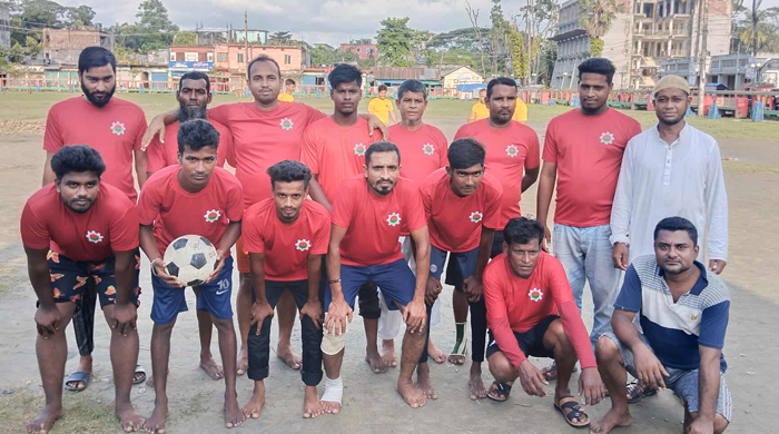 স্বেচ্ছাসেবকদল ও শ্রমিকদলের মধ্যে প্রীতি ফুটবল খেলা অনুষ্ঠিত