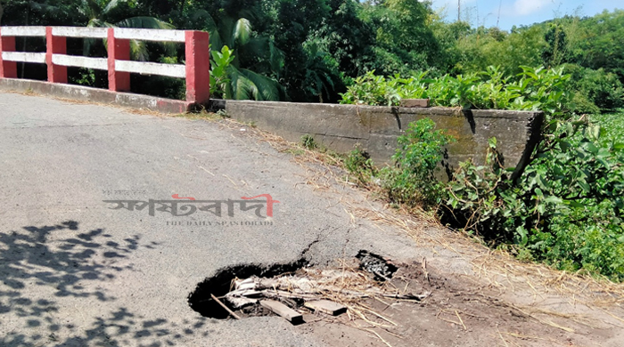 কোটালীপাড়ায় ব্রিজের এপ্রোচ ভেঙ্গে যান চলাচলে দুর্ভোগ, সড়ক যেন মরণ ফাঁদ