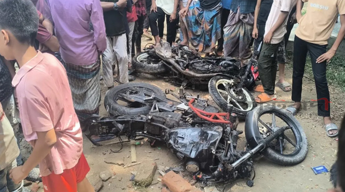 মুরাদনগরে ইভটিজিংকে কেন্দ্র করে বিদ্যালয়ে হামলা, দুই শিক্ষকসহ আহত ১৫