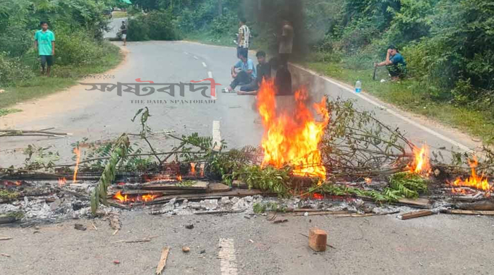 ধর্ষণের প্রতিবাদে খাগড়াছড়িতে সড়কে টায়ার জ্বালিয়ে চলছে অবরোধ