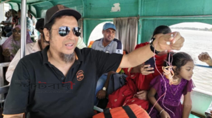 মান্দায় শিক্ষা অফিসারের নৌকা ভ্রমণ: সরকারি নির্দেশনা উপেক্ষায় জনমনে ক্ষোভ