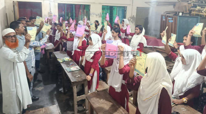 শ্যামনগরে ডেঙ্গু প্রতিরোধে নকিপুর পাইলট বালিকা বিদ্যালয়ে রিপোর্টার্স ক্লাবের লিফলেট বিতরন