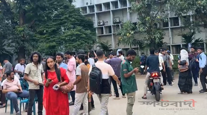 ডাকসু স্থগিতের প্রতিবাদে শহীদুল্লাহ হল থেকে শিক্ষার্থীদের মিছিল