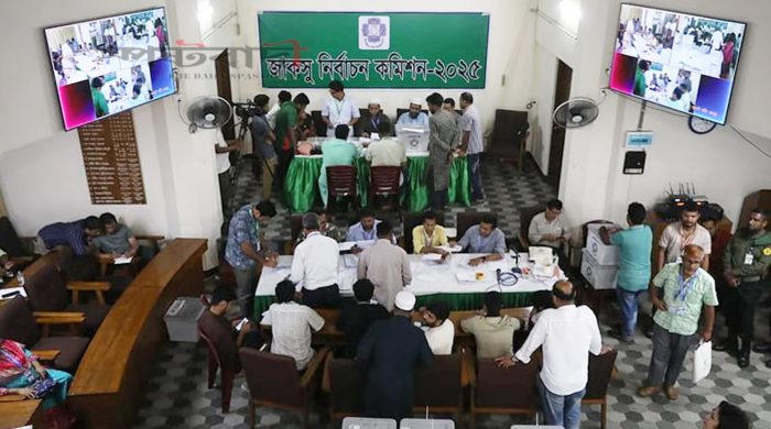 জাকসু নির্বাচনে ৫ হলের অনানুষ্ঠানিক ফল প্রকাশ, ভোট গণনা শেষ ১৭ হলের