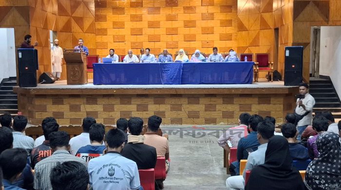 চাকসু নিয়ে প্রশাসনের মতবিনিময়সভায় হট্টগোল, সভা বয়কট করল ছাত্রদল