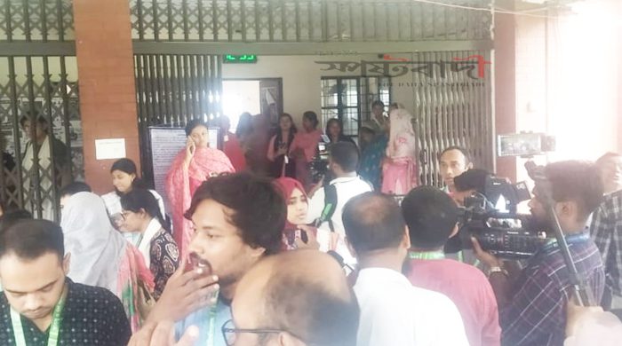 তিন হলে ভোটগ্রহণে বিশৃঙ্খলা