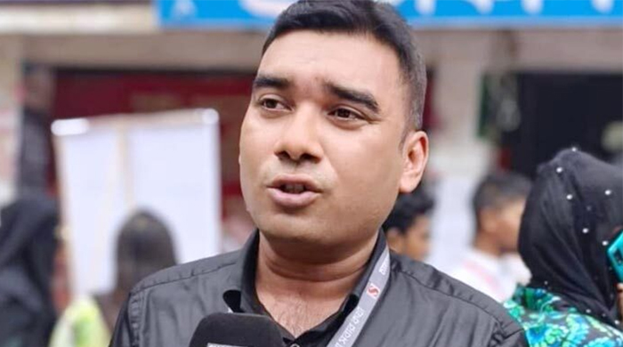 ডাকসুতে দায়িত্বরত অবস্থায় সাংবাদিকের মৃত্যু