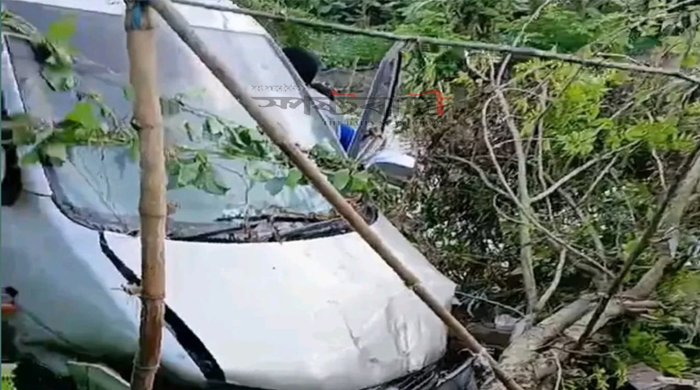 ঝালকাঠিতে মাইক্রোবাস খাদে পড়ে আহত ৫