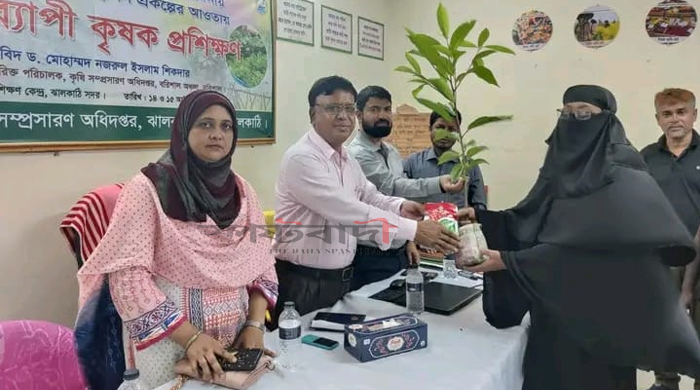 ঝালকাঠিতে কৃষি কার্যক্রম পরিদর্শনে অতিরিক্ত পরিচালক বরিশাল অঞ্চল ড. নজরুল ইসলাম শিকদার