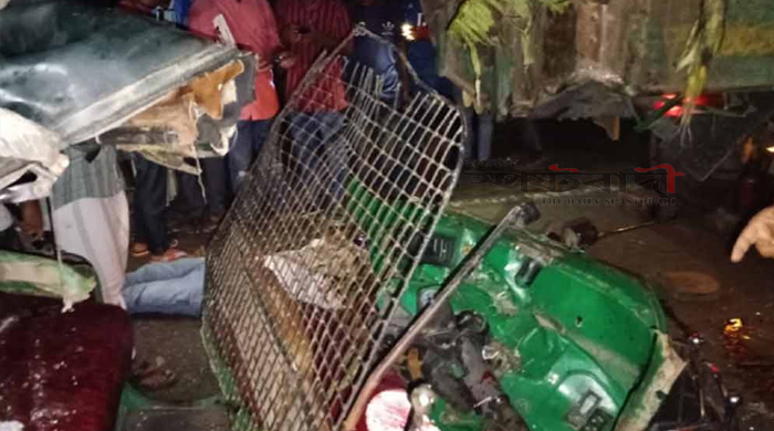 ট্রাকের পেছনে অটোরিকশার ধাক্কা, প্রাণ গেল ২ যাত্রীর