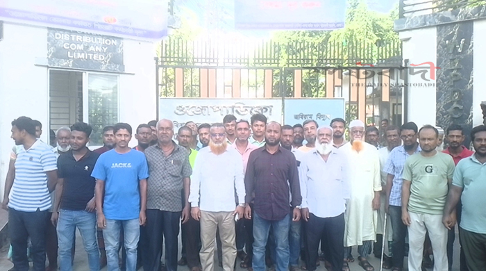 ভোলায় আউটসোর্সিং বন্ধ ও চাকরি স্থায়ী করণের দাবিতে (সিবিএ) এর বিক্ষোভ