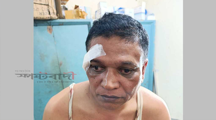 ‘মব’ করে চট্টগ্রাম সাংবাদিককে মারধর