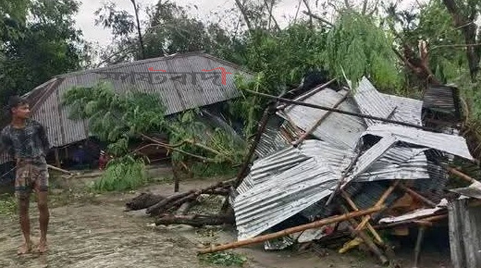 রংপুরে ঘূর্ণিঝড়ে সাত শতাধিক ঘরবাড়ি বিধ্বস্ত