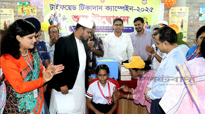 গোপালগঞ্জে টাইফয়েড টিকাদান ক্যাম্পেইনের শুভ উদ্বোধন করলেন ডিসি মুহম্মদ কামরুজ্জামান