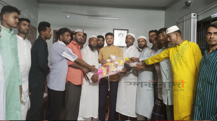 চকরিয়া লক্ষ্যারচর শ্রমিক দলের উদ্যোগে কবর জিয়ারত