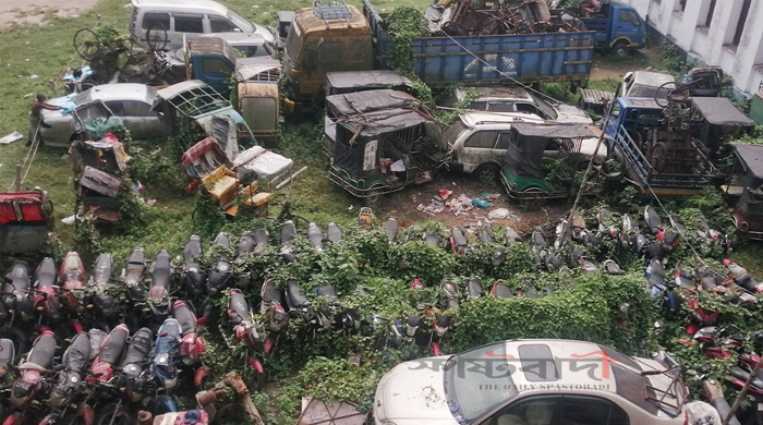 রংপুরে জব্দ করা যানবাহন খোলা আকাশের নীচে নষ্ট হচ্ছে