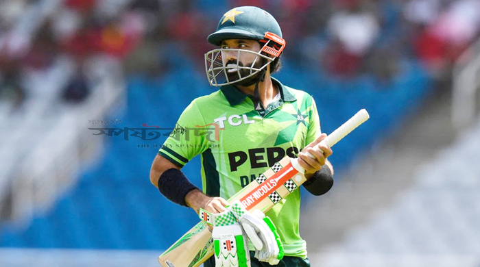 অধিনায়কত্ব হারিয়ে কেন্দ্রীয় চুক্তিতে স্বাক্ষর করতে অস্বীকার রিজওয়ানের অধিনায়কত্ব হারিয়ে কেন্দ্রীয় চুক্তিতে স্বাক্ষর করতে অস্বীকার রিজওয়ানের