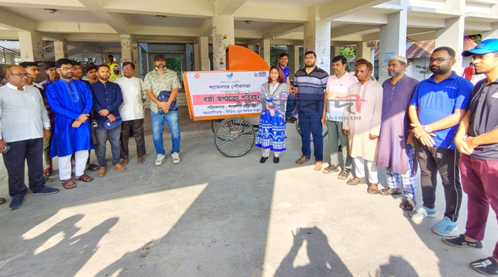 পরিচ্ছন্ন শহর গড়ার অঙ্গিকা শ্যামনগর পৌরসভার বর্জ্য অপসারণের জন্য ১ম বারের মতো যুক্ত হলো ভ্যান গাড়ি
