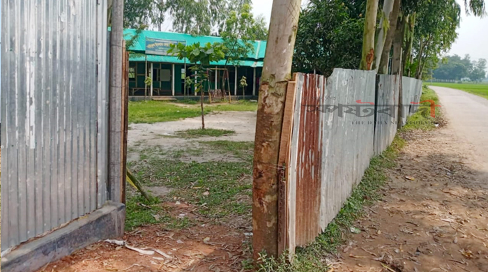 দৈনিক স্পষ্টবাদী পত্রিকায় নিউজ প্রকাশের পর প্রশাসনের হস্তক্ষেপে খুলে দেওয়া হলো তালাবদ্ধ বিদ্যালয়