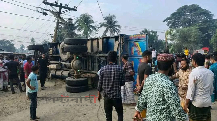 পাবনায় বাঁশবোঝাই ট্রাক উল্টে দুই শিশু শিক্ষার্থীসহ নিহত তিন