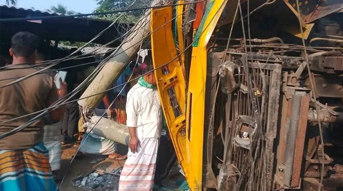 পাবনায় বাঁশবোঝাই ট্রাক উল্টে দুই শিশু শিক্ষার্থীসহ নিহত তিন
