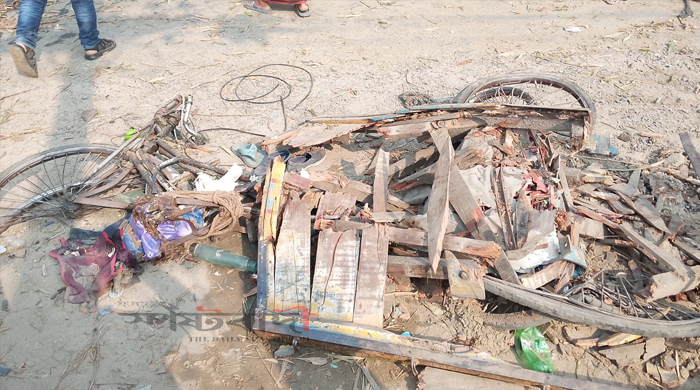 পাবনায় বাঁশবোঝাই ট্রাক উল্টে দুই শিশু শিক্ষার্থীসহ নিহত তিন