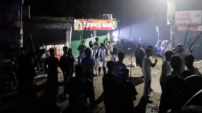 সরাইলে রাতের আঁধারে টর্চ লাইট জ্বালিয়ে সংঘর্ষ, আহত ৩০