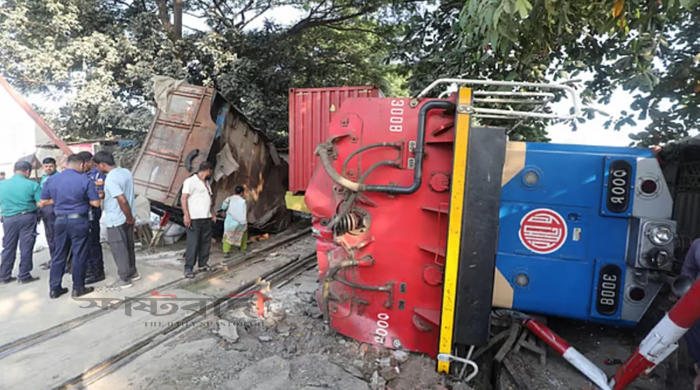 লরির ধাক্কায় লাইন থেকে উল্টে পড়লো ট্রেন, চাপা পড়ে নিহত ১