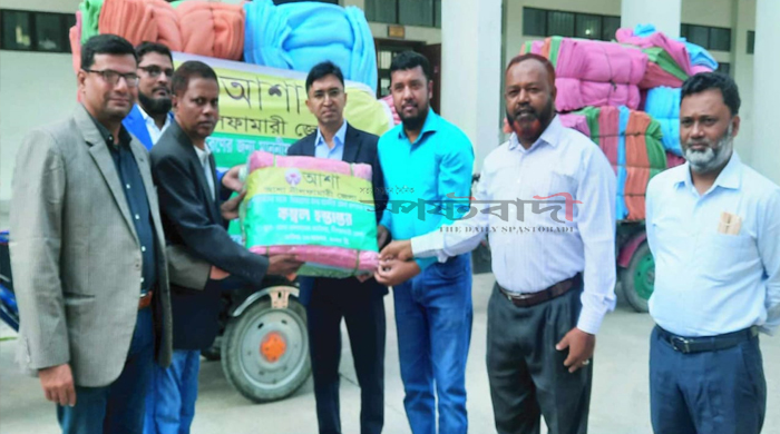 নীলফামারী জেলা প্রশাসকের কাছে কম্বল হস্তান্তর