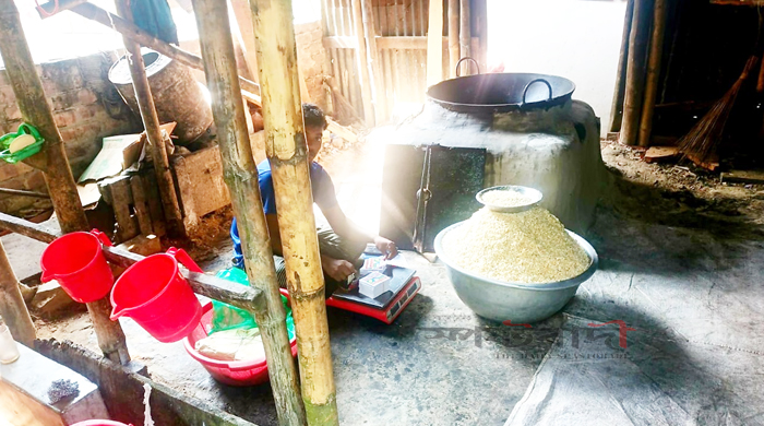 গোপালগঞ্জের কোটালীপাড়ায় অবৈধভাবে নোংরা পরিবেশে চলছে চানাচুর ও মোয়া তৈরি