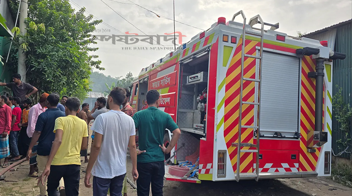 গাজীপুরে ঝুট গুদামে আগুন, ২ ঘণ্টার চেষ্টায় নিয়ন্ত্রণে