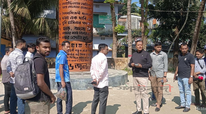 পিরোজপুরে জুলাই শহীদ স্মৃতিস্তম্ভে আগুন