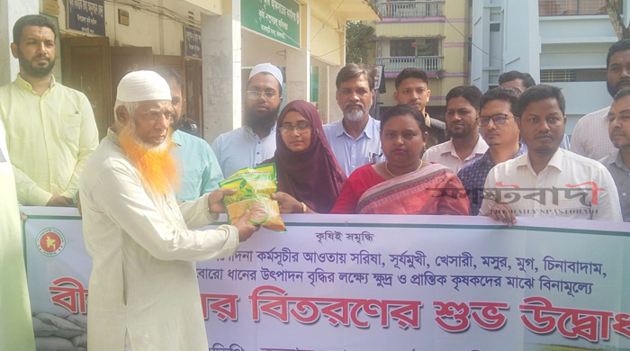 ঝালকাঠি সদরে রবি প্রণোদনায় ২ হাজার ১৫৫ কৃষকের মাঝে বিনামূল্যে বীজ–সার বিতরণ