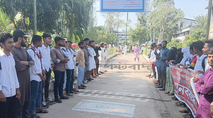 পিরোজপুরে কলেজ ভাঙচুর জড়িতদের শাস্তির দাবিতে মানববন্ধন