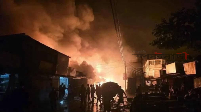 মহালছড়ি বাজারে ভয়াবহ অগ্নিকাণ্ড ২৩টি ব্যবসা প্রতিষ্ঠান পুড়ে ছাই