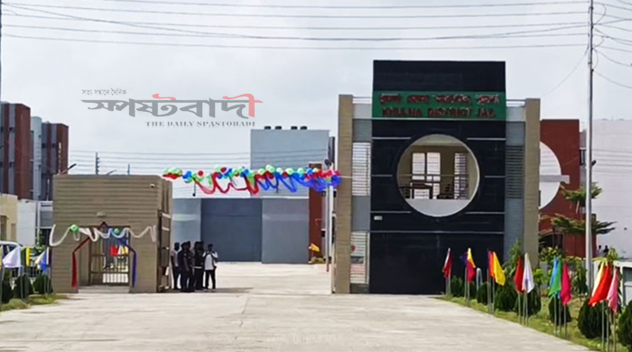 খুলনায় নতুন কারাগার চালু, কয়েদিদের ফুল দিয়ে বরণ