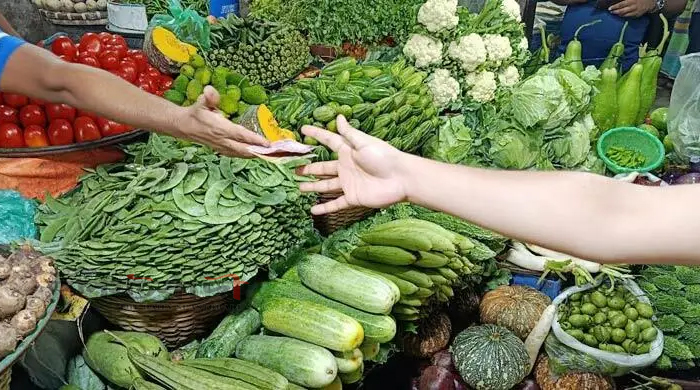 কমেনি পেঁয়াজের দাম, সরবরাহ বাড়ছে শীতের সবজির