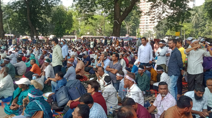 ফের ৩ দাবিতে শহীদ মিনারে প্রাথমিকের শিক্ষকরা