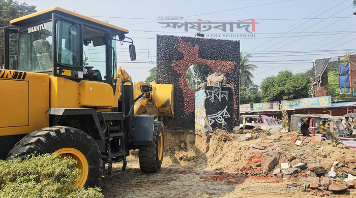 লকডাউনের প্রতিবাদে বুলডোজার দিয়ে মুজিব চত্বর গুড়িয়ে দিল ছাত্রজনতা